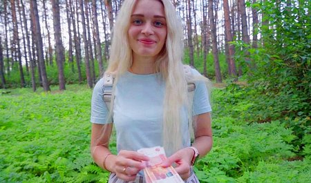 Красивая русская девушка легко разводится на секс за деньги в лесной глуши